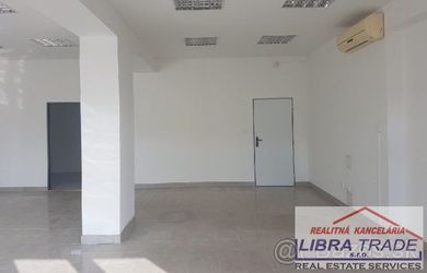 Na prenájom obchodný priestor o výmere 70 m2 na Podzámskej ulici, v Nových Zámkoch.