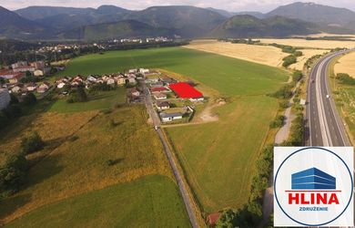 Znížená cena !!!  Pozemok vedľa diaľnice pod Tatrami , 20 min od letiska s komplet prípojkami a stavebným povolením.