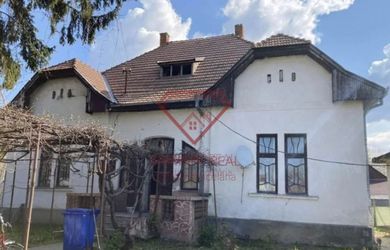 Netradičný rodinný dom – „kaštieľ“ v obci Neded.