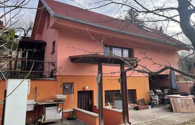 Chata na krásnom pozemku s lesom a potokom