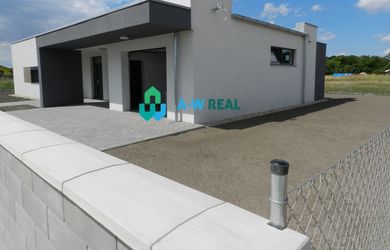 4. ETAPA!!! MODERNÁ NOVOSTAVBA - 3 izbový nízkoenergetický bungalov vysokej kvality s garážou