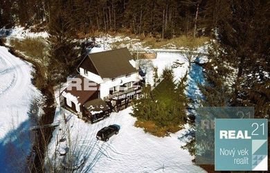 Exkluzívne u nás. Ponúkame na predaj rekreačný objekt, bývalý starý mlyn, v nádhernej lokalite Strážovských vrchov.