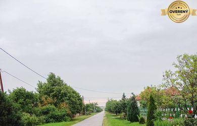 Dom v tichej vilovej štvrti v meste Encs, Maďarsko