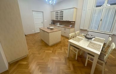 Prenájom 3-izbového bytu v centre mesta s parkovaním