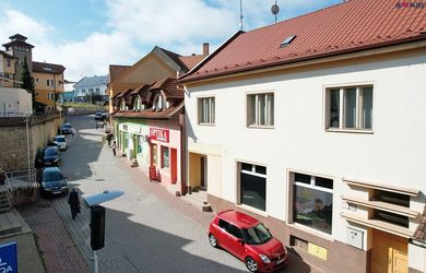 Exkluzívna budova s predajňou a veľkým 3 izbovým bytom v centre mesta
