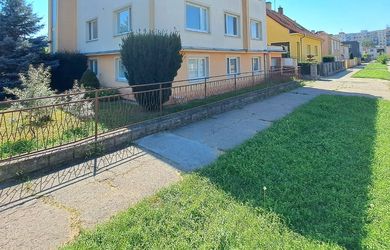 Zrekonštruovaný dom na viacgeneračné bývanie alebo podnikanie
