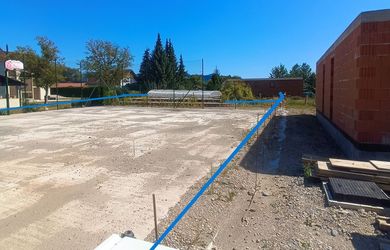 Stavebný pozemok Bytča s projektom RD - ul. Družstevná  s IS a krytým bazénom