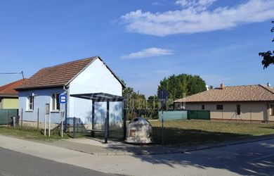 DIRECTREAL|AKCIOVÁ CENA. Atraktívny stavebný pozemok so starým rodinným domčekom so súpisným číslom.