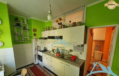 Na predaj 3 izbový byt na prízemí v centre mesta Šahy.