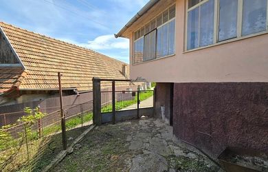 Ponúkame na predaj rodinný dom + vedľajší dom v obci Pukanec