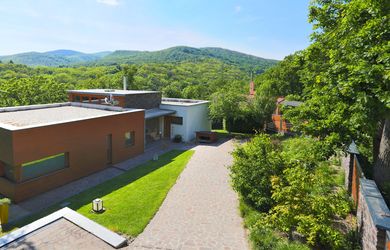 PNORF – luxusná 6i vila v lese nad priehradou na južnom svahu M. Karpát, 586 m2, pozemok 1367 m2, Modra - Harmónia