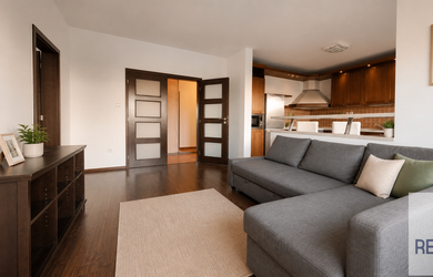 Veľký zariadený 2-izbový byt s vlastnou predzáhradkou (62 + 33 m²)