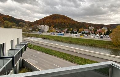 Predaj posledný 2.izbový obytný apartmán v projekte Pri Hrone Banská Bystrica - SKOLAUDOVANÉ ! Priamy predaj.