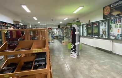 Polyfunkčná budova s obchodným  priestorom aj s bytmi