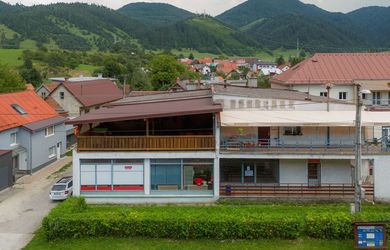 Komerčná budova na hlavnom ťahu v obci Hubová