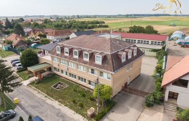 Školská budova v centre obce Mostová
