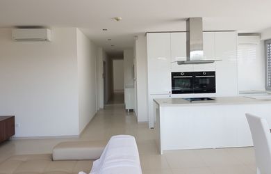 Exkluzívny 5-izb. byt s terasou a parkovaním v rezidenčnej vile na prenájom, Tajovského-Staré Mesto