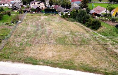 Exkluzívne iba u nás v APEX reality stavebný pozemok 1298 m2 v Pastuchove vhodný na dva domy