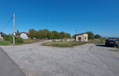 Ponúkame exkluzívne pozemok na podnikanie o výmere 7288 m2 v obci Dolná Seč