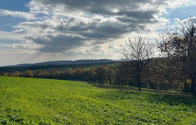 Investičný stavebný pozemok s panoramatickým výhľadom myjavské kopanice