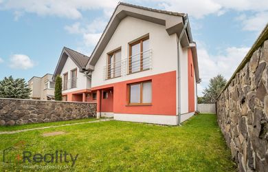PLUS REALITY I  Moderný 5 izbový rodinný dom v obci Rovinka na predaj!