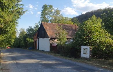 Ponúkame exkluzívne na predaj pozemok so starším domom v obci Uhliská o výmere 2852 m2