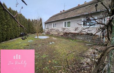 Na predaj starší rodinný dom s veľkým pozemkom 2.200 m2 + hospodárska budova,  Košeca.