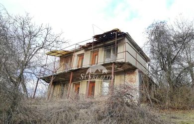 Predaj - V obci Malá nad Hronom dlho nepoužívaná chata s vinohradom.