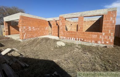 Rozostavaný rodinný dom v tichej lokalite neďaleko Nových Zámkov
