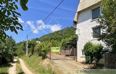 Chata s funkčnou vinicou nad obcou Hrušov