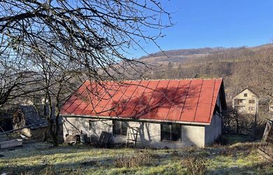 Starší dom s novšou prístavbou v obci Pača