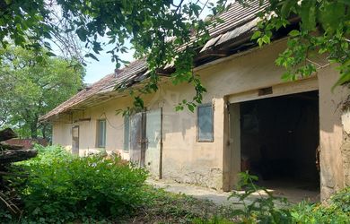 Pôvodný vidiecky dom v kľudnej časti podunajskej obci Moča