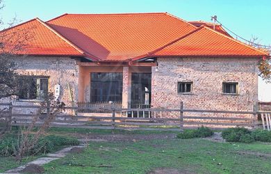 Pôvodná kúria na rozľahlom pozemku na okraji kúpeľného mesta Štúrovo
