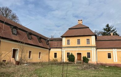 Rekonštruovaný barokový kaštieľ s kaplnkou a rozsiahlym parkom v Trávnici