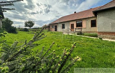 Domček v pôvodnom stave s veľkým potenciálom na 42 árovom pozemku obci Radava iba 4 km od Podhájskej