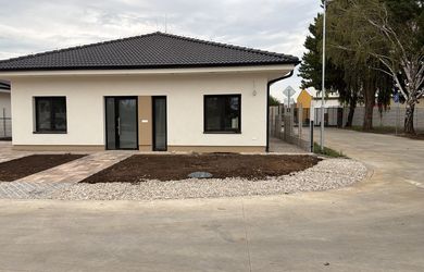 Bývaj bez starosti v Septembri 2026!!! 4izb. Nízkoenergeticky rodinný dom v novovybudovanej zóne v Špačinciach, exkluzívne od developera celej zóny