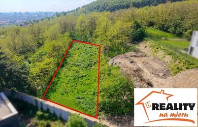 Exkluzívny stavebný pozemok pod lesom so stavebným povolením na predaj - Bratislava Vinohrady
