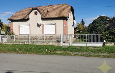 REZERVOVANÉ - Čiastočne zrekonštruovaný rodinný dom s letnou kuchyňou a pivnicou - Veľká Čalomija