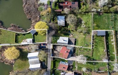 NA PREDAJ JEDINEČNÁ CHATA S NÁDHERNÝM POZEMKOM PRIAMO PRI VODNEJ HLADINE