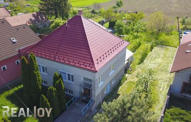 Ponúkame na predaj rodinný dom s garážou a veľkým pozemkom v obci Krušovce