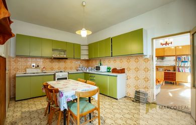 Väčší 5-izbový RD v obci ŠENKVICE len 6 km od Pezinka, pozemok 824 m2