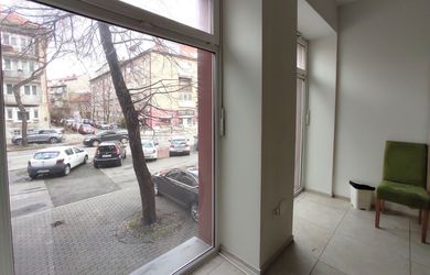 NA PREDAJ Obchodný priestor s veľkými výkladmi, Záhradnícka – RUŽINOV, BA2