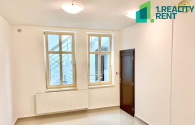 Na prenájom kancelária 26 m2 - Mariánske námestie Žilina