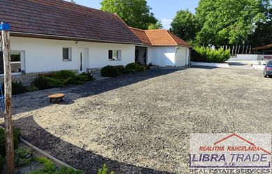 Ponúkame  na predaj zrekonštruovaný, zariadený rodinný dom s garážami v obci Svodín.