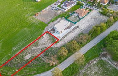 Ponúkame Vám na predaj stavebný pozemok 1003 m2  v obci Vrakúň v novej štvrti