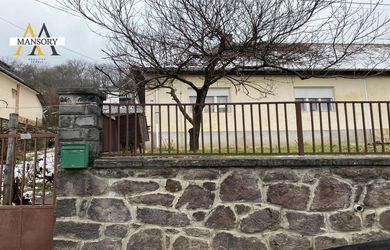 Na predaj rodinný dom v Somosköújfalu na pozemku 1 848 m2 za 42 000 eur.