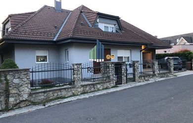 BA IV Záhorská Bystrica Strmý vŕšok predaj 5 izb. pekného dizajnového rodinného domu s dvoj garážou na 700 m2 pozemku.