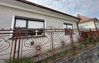 Ponúkam Vám na predaj 4 izbový rodinný dom na 1077m2 pozemku v obci Jurová za super cenu!!!