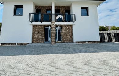 Reality KOMPLEX s.r.o., Vám ponúka na predaj komfortný 3-izbový byt v novostavbe štvorbytovky vo Veľkom Mederi