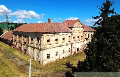 Kaštieľ plný histórie a krásy baroka v prostredí lipovej aleje na rozľahlom pozemku